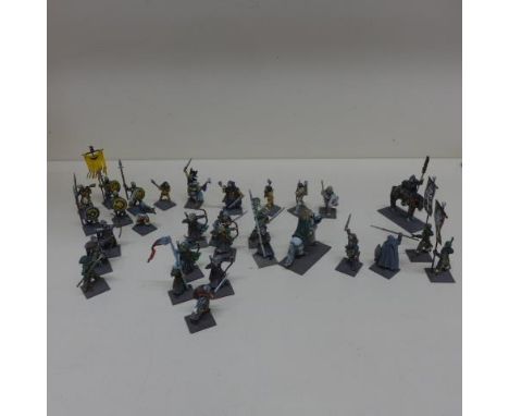A collection of 284 Lord of the Rings/Fantasy/Wargaming metal/plastic figures - 63 Hillmen, 58 Gondor Rangers, 101 Woodelves 