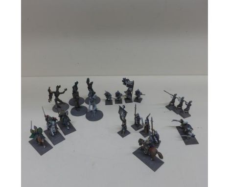 A collection of 154 Lord of the Rings/Fantasy/Wargaming metal/plastic figures - 20 Rangers, 15 Ents, 42 half Orc Pikemen, 61 