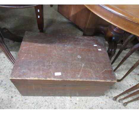 WOODEN VINTAGE TOOL BOX CONTAINING A QUANTITY OF VINTAGE TOOLS