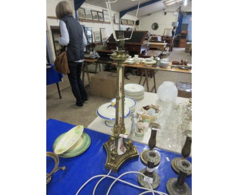 IMPRESSIVE BRASS AND HAND DECORATED CHINA LAMP BASE, HEIGHT APPROX 56CM