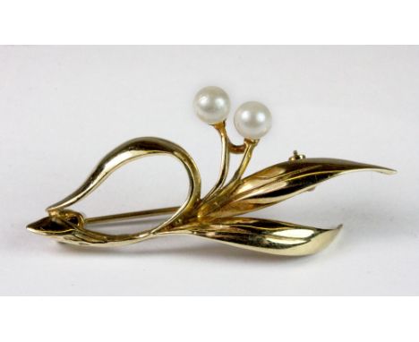 A 9ct gold and two cultured pearl brooch, L. 4cm.