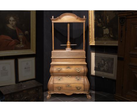 18th Cent. oak book/linen press on its chest of drawers with Louis XV mountings||Achttiende eeuwse boeken/linnenpers in eik m