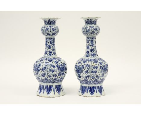 pair of 18th Cent. vases in ceramic from Delft, marked APK (Pieter Kockx), with a flowers decor ||Paar achttiende eeuwse knob