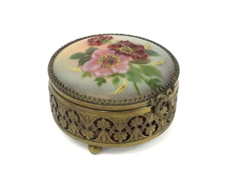 H.R. Limoges marked round pill box in brass and enamel with its lid with a flowers decor||H.R. LIMOGES rond pillendoosje in k