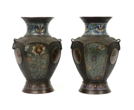 pair of antique Japanese vases in marked bronze with cloisonné||Paar antieke Japanse vazen in gemerkt brons versierd met cloi