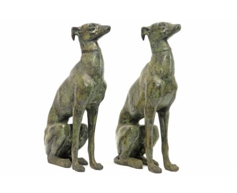 pair of decorative "Sitting dogs" sculptures in bronze with a greenish patina||Paar decoratieve sculpturen in brons met groen