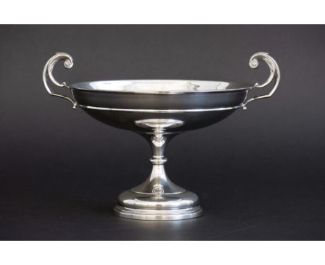 small tazza in marked and signed silver||WALKER &amp; HALL kleine tazza met greepjes in massief zilver, gemerkt '925 - Sheffi