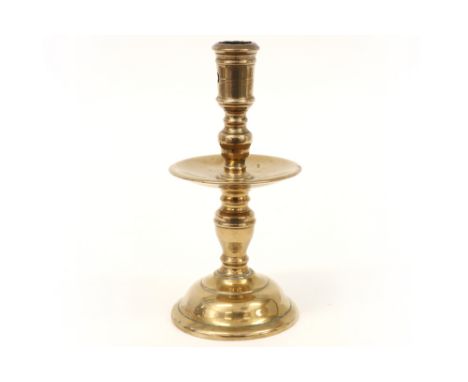 17th Cent. candlestick in bronze||Zeventiende eeuwse kandelaar met schijfvormige druipschaal in brons  -  hoogte : 21 cm 
