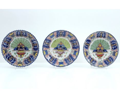 set of three 18th cent. plates in marked ceramic from Delft with a rare polychrome peacock-tail decor||Reeks van drie vrij ze