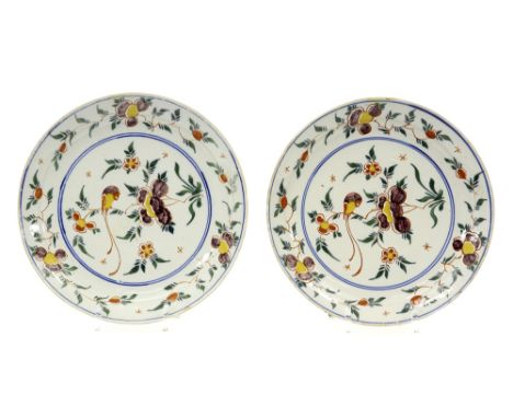pair of 18th Cent. pancake plates in ceramic from Delft with a polychrome decor with bird||Paar achttiende eeuwse pannekoeken