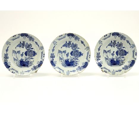 series of three small 18th Cent. plates in ceramic from Delft with a blue-white flowers decor||Serie van drie kleine achttien