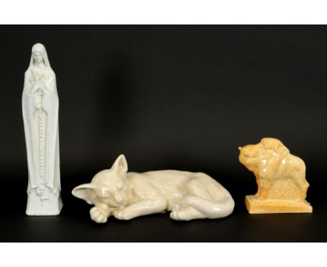 three figures in crackle ware-ceramic - one with the monogram of Domien Ingels||Lot (3) faïence met craquelé-glazuur : "Bizon