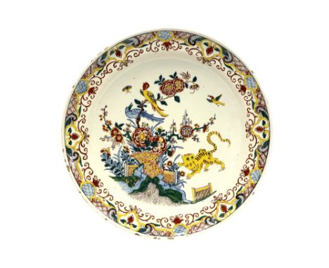 rare 18th Cent. round dish in ceramic from Delft with a polychrome Chinese style decor with a temple lion in a garden||Zeldza