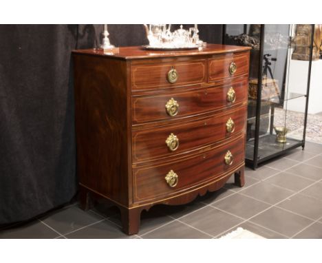 antique English chest of drawers in mahogany with inlaid bands||Mooie antieke Engelse commode met gegalbeerd front in acajou 