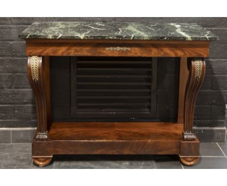 19th Cent. console in mahogany with a black marble top||Negentiende eeuwse console met voluutvormige voorpoten in acajou en m