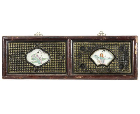 Chinese wooden panel with two porcelain plaques with polychrome figures decor||Chinees paneel in hout met twee uitsparingen m