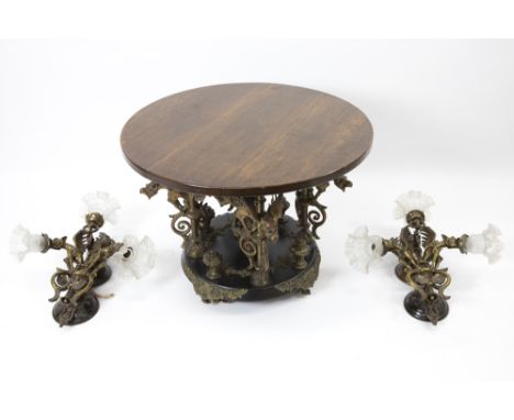 set of a pair of bronze wall lights and an occasional table with bronze base, each with dragons||Set van een paar bronzen app