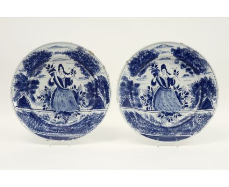 pair of quite large round 18th Cent. dishes in ceramic from Delft with a quite rare blue-white decor with Lady Fortuna||Paar 