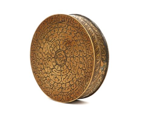 19th Cent. Persian "Qibla" or compass from Qajar in a round lidded brass box to bring the pilgrim to Mekka||PERZIË / QAJAR  -
