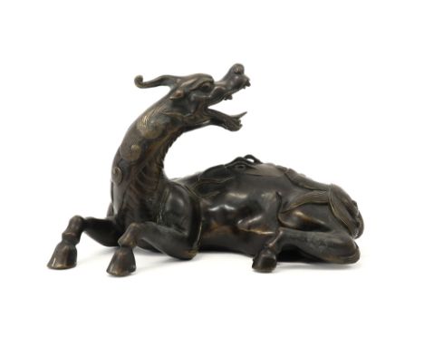antique Chinese incense burner in bronze and in the shape of a mythical animal with dragon's head||Antieke Chinese wierookbra