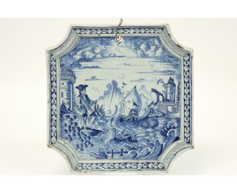 18th Cent. square tile in ceramic from Delft with a quite exceptional blue-white painting with a naval battle and a figure||A
