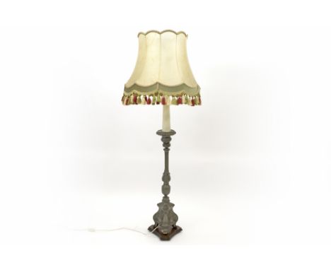 lamp with its base from a pewter candlestick||Staande lamp met als voet een tinnen kandelaar - met kap 