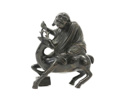 antique Chinese sculpture in bronze with a man sitting on a deer||Antieke Chinese sculptuur in brons : "Man zittend op een he