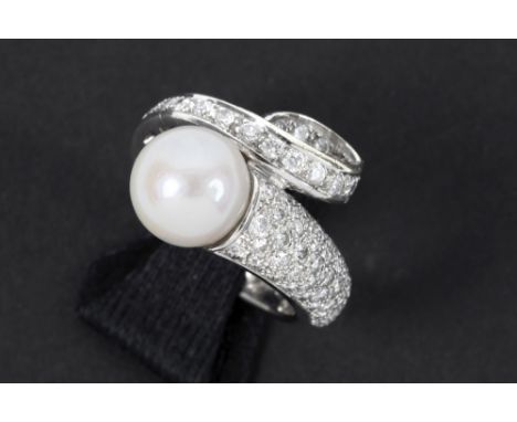 ring in white gold (18 carat) with a snake design with a white pearl as the head and ca 1,20 carat of high quality brilliant 