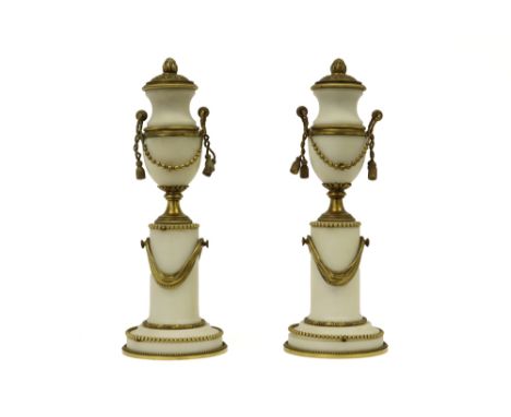 pair of late 18th Cent. Louis XVI style lidded vases on pillar in white marble and gilded bronze||Paar laat achttiende eeuwse