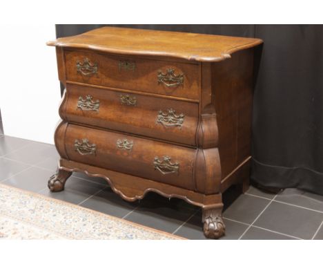 18th Cent. oak chest of drawers with Louis XVI style mountings||Achttiende eeuwse commode met dubbelgebogen front met fraai e