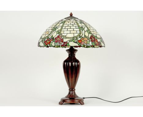 Tiffany style lamp with base in bronze and shade in glass-in-lead||Lamp in Tiffany-stijl met bronzen voet en met typische kap
