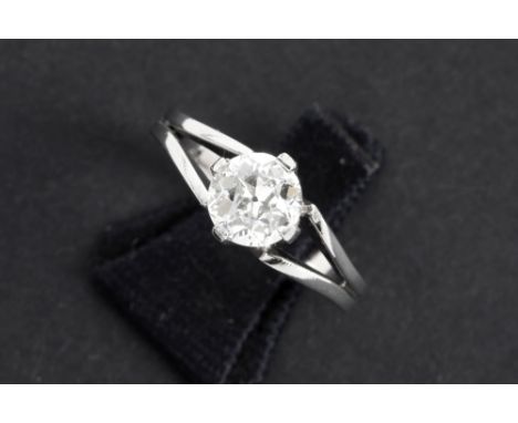 a circa 1,15 carat brilliant cut diamond set in a ring in platinum||Solitaire briljant (K - Si) in oude slijp van ca 1,15 kar