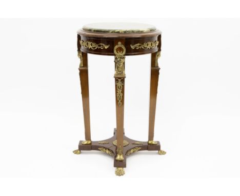 neoclassical pedestal with mountings in bronze and green marble top||Neoclassicistische piédestalle met bronsbeslag en met gr