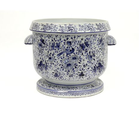 quite big French winecooler in marked ceramic with a blue-white decor||Grote Franse wijnkoeler in gemerkt faïence met blauwwi