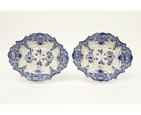 pair of 18th Cent. colanders in ceramic from Delft with a blue-white flowers decor||Paar achttiende eeuwse vergietschotels op