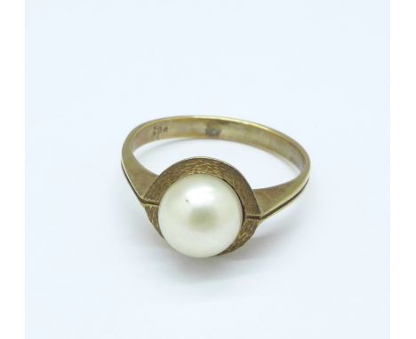 A 9ct gold and pearl ring, 2.4g, K