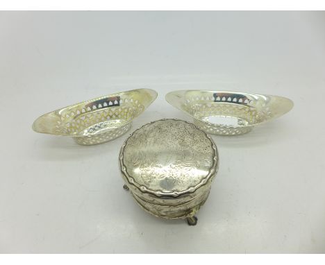 Two Victorian pierced Scottish silver dishes, Edinburgh 1894, and a silver trinket pot, hinge a/f