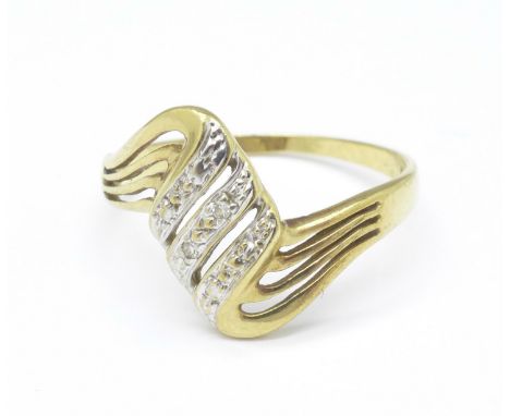 A 9ct gold and diamond ring, 2.1g, R