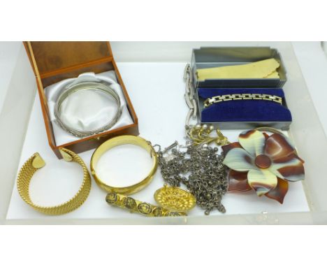 Costume jewellery including a rolled gold bangle and Hecho A. Mano hair slide