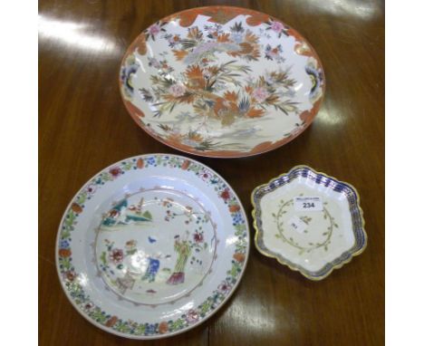 A CAUGHLEY BLUE AND GILT TEAPOT STAND, CRACKED, AN 18TH CENTURY CHINESE FAMILLE ROSE SOUP PLATE AND A JAPANESE KUTANI DISH 