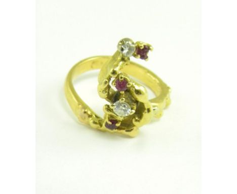 A RUBY AND DIAMOND FIVE STONE RING OF ABSTRACT DESIGN IN GOLD, MARKED 750, 6G