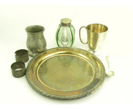 AN EDWARDIAN EPNS MOUNTED GLASS INKWELL OF LOBED OVIFORM DESIGN, A PAIR OF SILVER NAPKIN RINGS AND SEVERAL PLATED ARTICLES