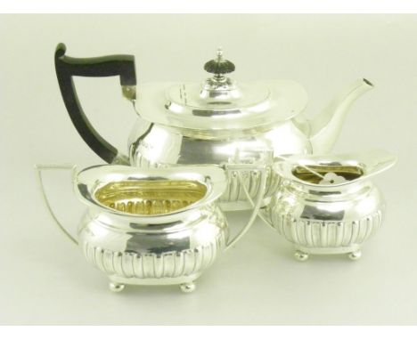 A GEORGE V SILVER THREE PIECE TEA SERVICE, SHEFFIELD 1912/13, 30 OZS GROSS