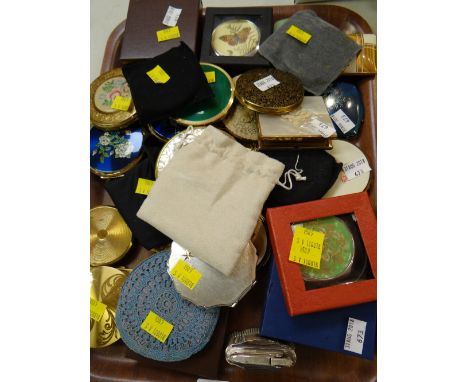 A tray of various vintage compacts
