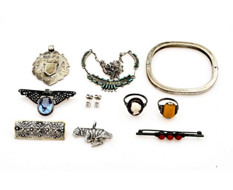 Lot of silver jewelry with a bangle, 2 rings with amber and cameo, 3 brooches, 2 pendants, a choker and a pair of stud earrin