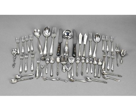 Lot of silver cutlery various, 835/000, with 2 forks, 2 knives, 2 butter knives, 2 spoons, a compote spoon and a sauce spoon 