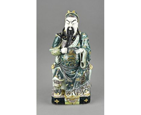 Large Chinese porcelain family distant figure. Dignitary with book. Bottom mark. Dimensions: H 45 cm. In good condition.