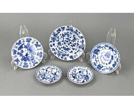 Five 17th - 18th century Chinese porcelain kang xi dishes. Of which 1x wanli with cricket. Dimensions: Ø 11 - 16 cm. In good 