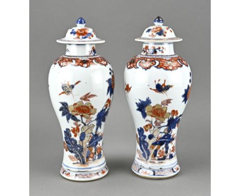 Two 18th century Chinese porcelain Imari Kang Xi vases with lid. Garden/butterfly/gold decor. One lid restored, otherwise in 