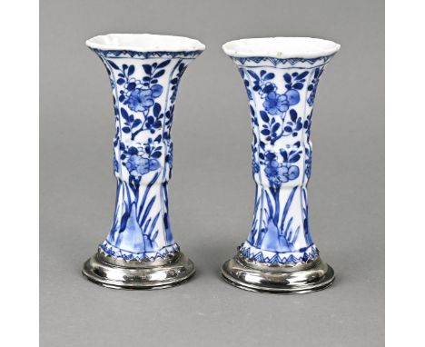 Two 17th - 18th century Chinese porcelain kang xi vases with floral decor + silver base. Dimensions: 16 cm. In good condition